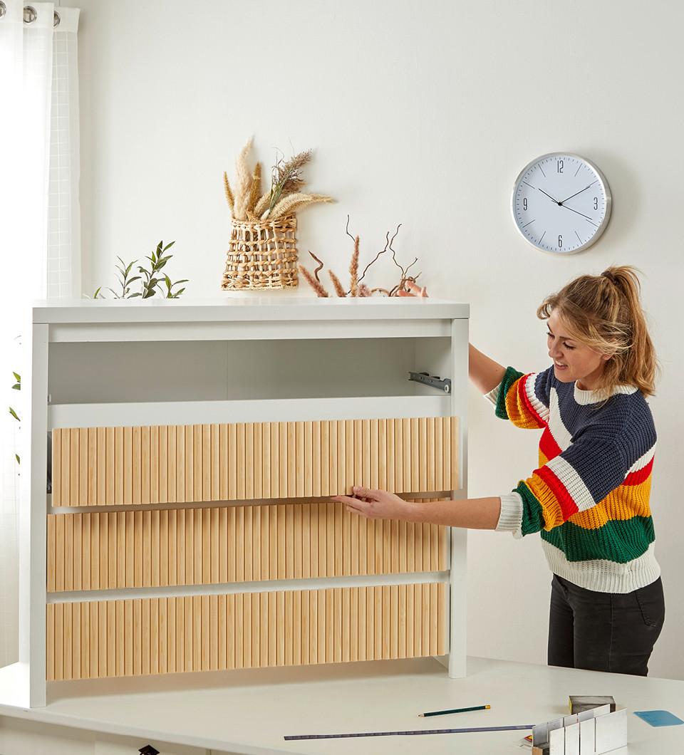 trendy biela komoda s DIY šuplíkmi