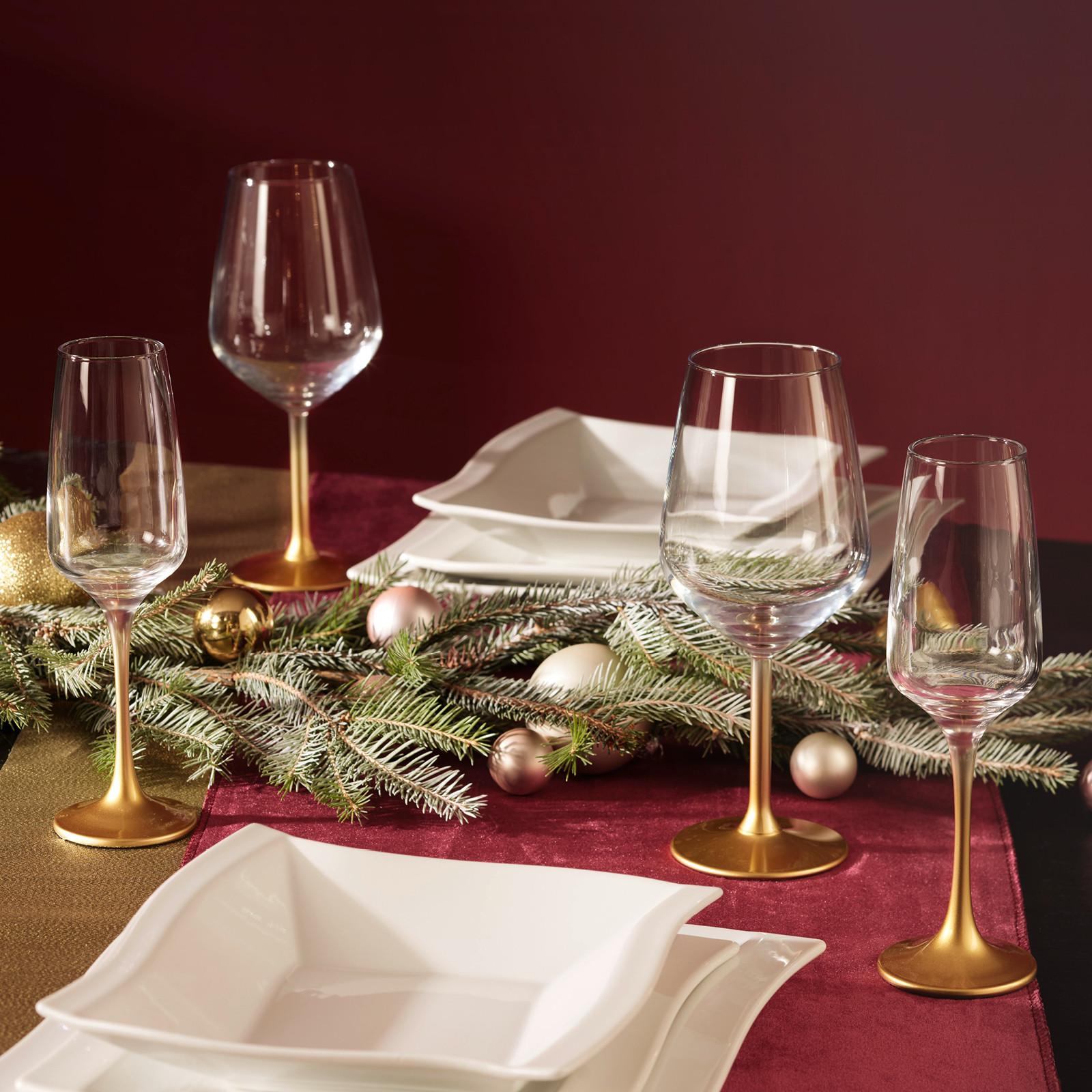 elegantné poháre na víno a sekt, sviatočné prestieranie