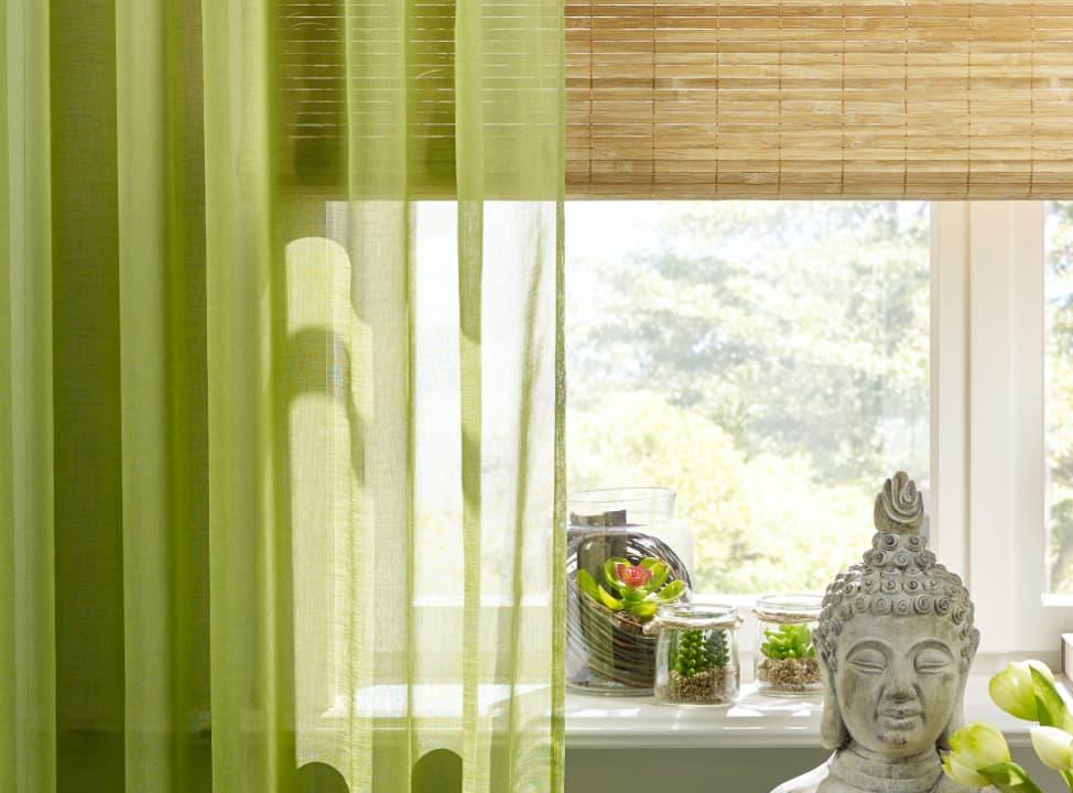 Semitransparenter Vorhang vor Fenster