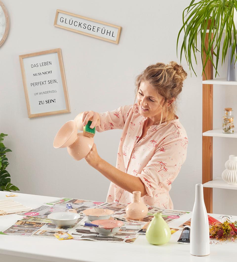 DIY terakotová váza, nanášanie farby špongiou