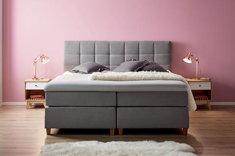 Škandinávska spálňa s ružovou stenou a sivou posteľou