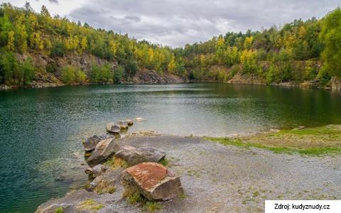 kam se jít koupat v Česku - zatopený lom Výkleky