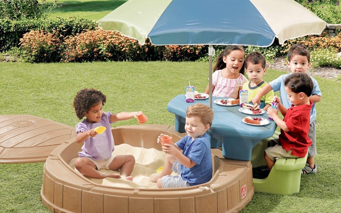 Gruppe von Kindern auf kleiner Gartenbank