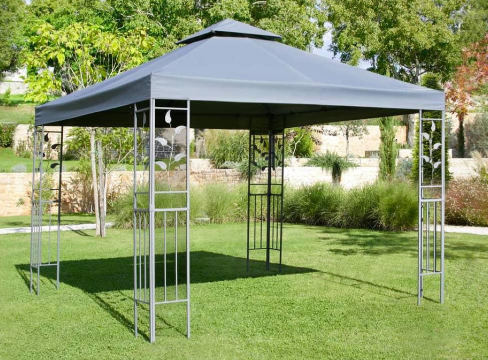 blauer Pavillon auf grünem Rasen