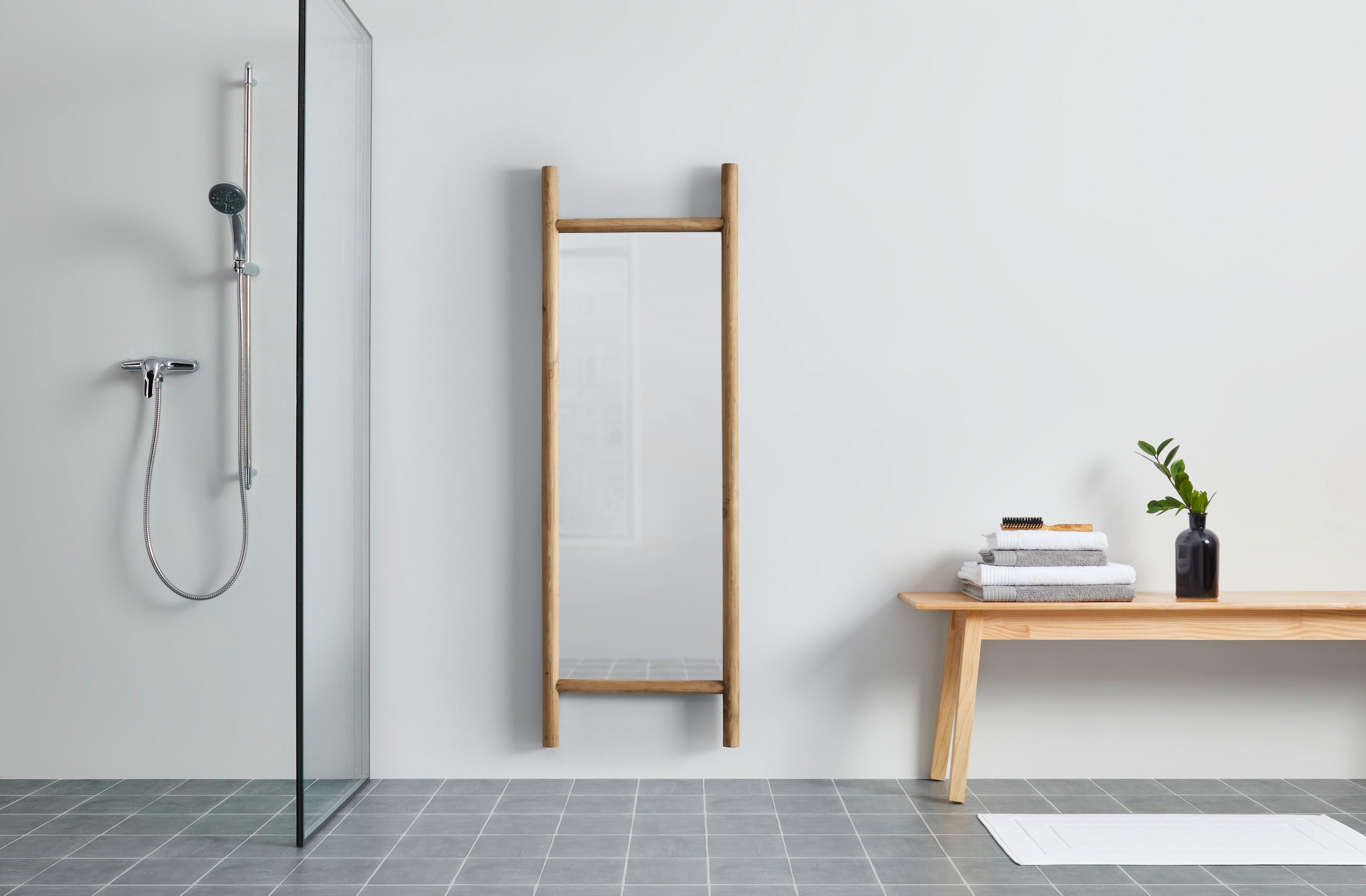 vysoké zrcadlo do koupelny s dřevěným rámem