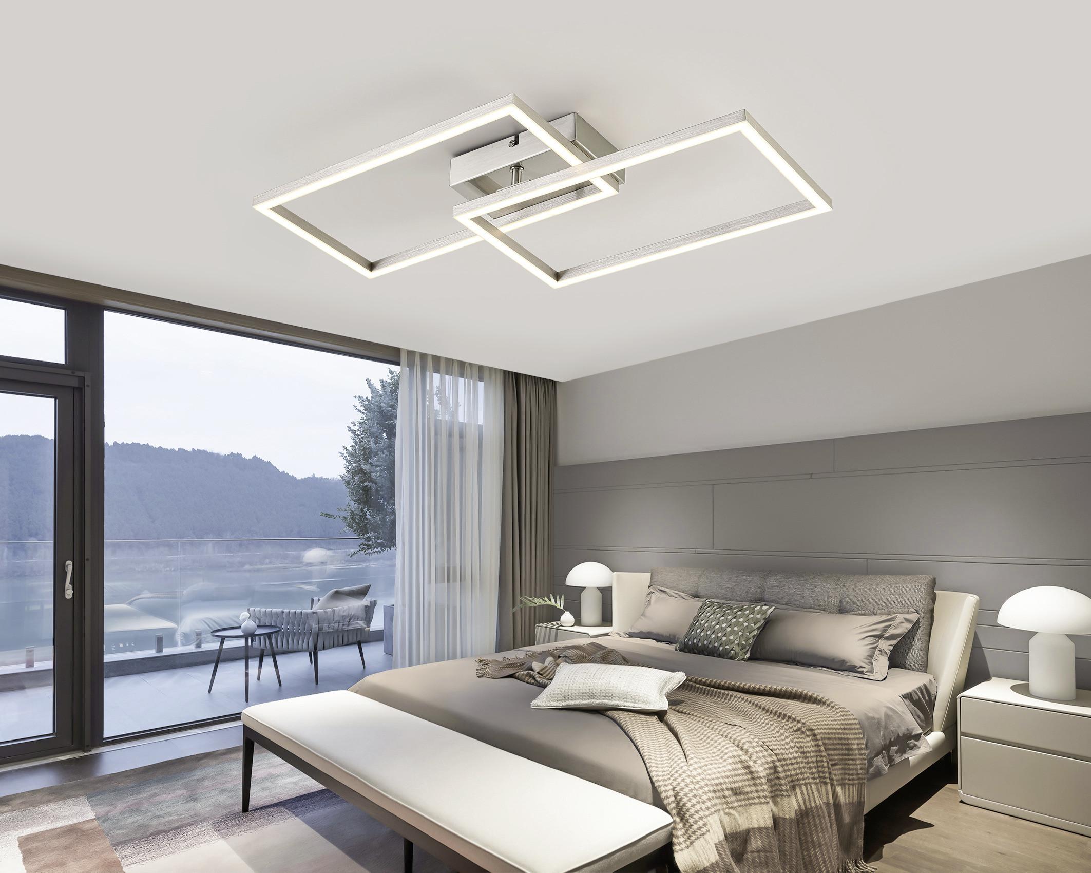 Modern, minimalista hálószoba enteriőr: téglalap formájú LED mennyezeti lámpa króm/ezüst kerettel, meleg fehér fénnyel, valamint két fehér éjjeliszekrény lámpa az ágy két oldalán; nagy üvegajtó/ablak, szürke falpanelek és letisztult berendezés