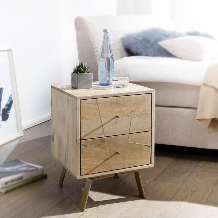 drevený nočný stolík