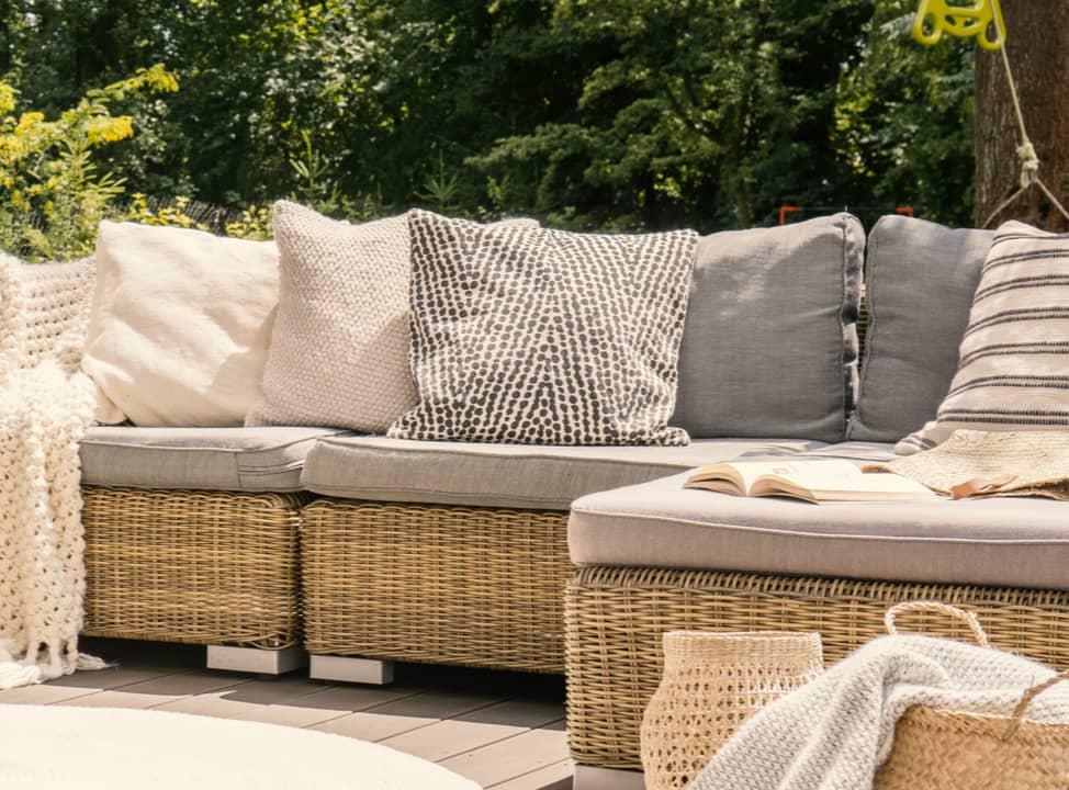 Rattan Sitzgarnitur mit Polstern und Decken