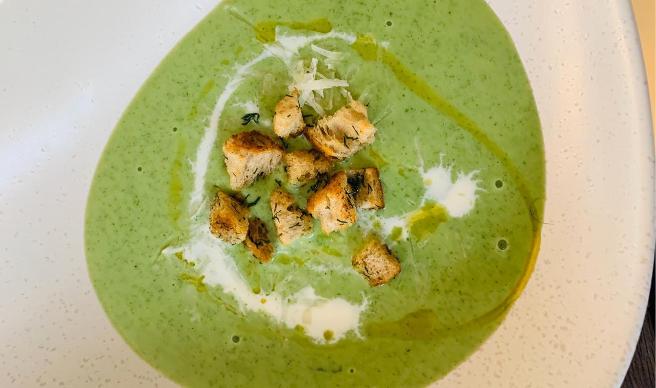 Velikonoční recept: Polévka z medvědího česneku a pošírovaná vajíčkem