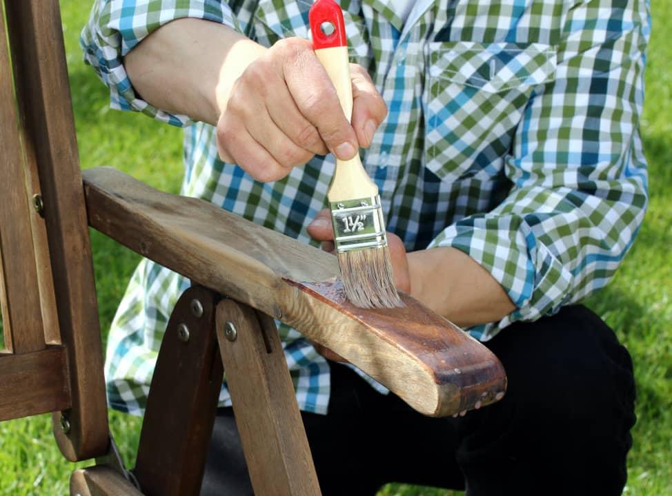 Holzoberfläche wird mit Tuch gereinigt