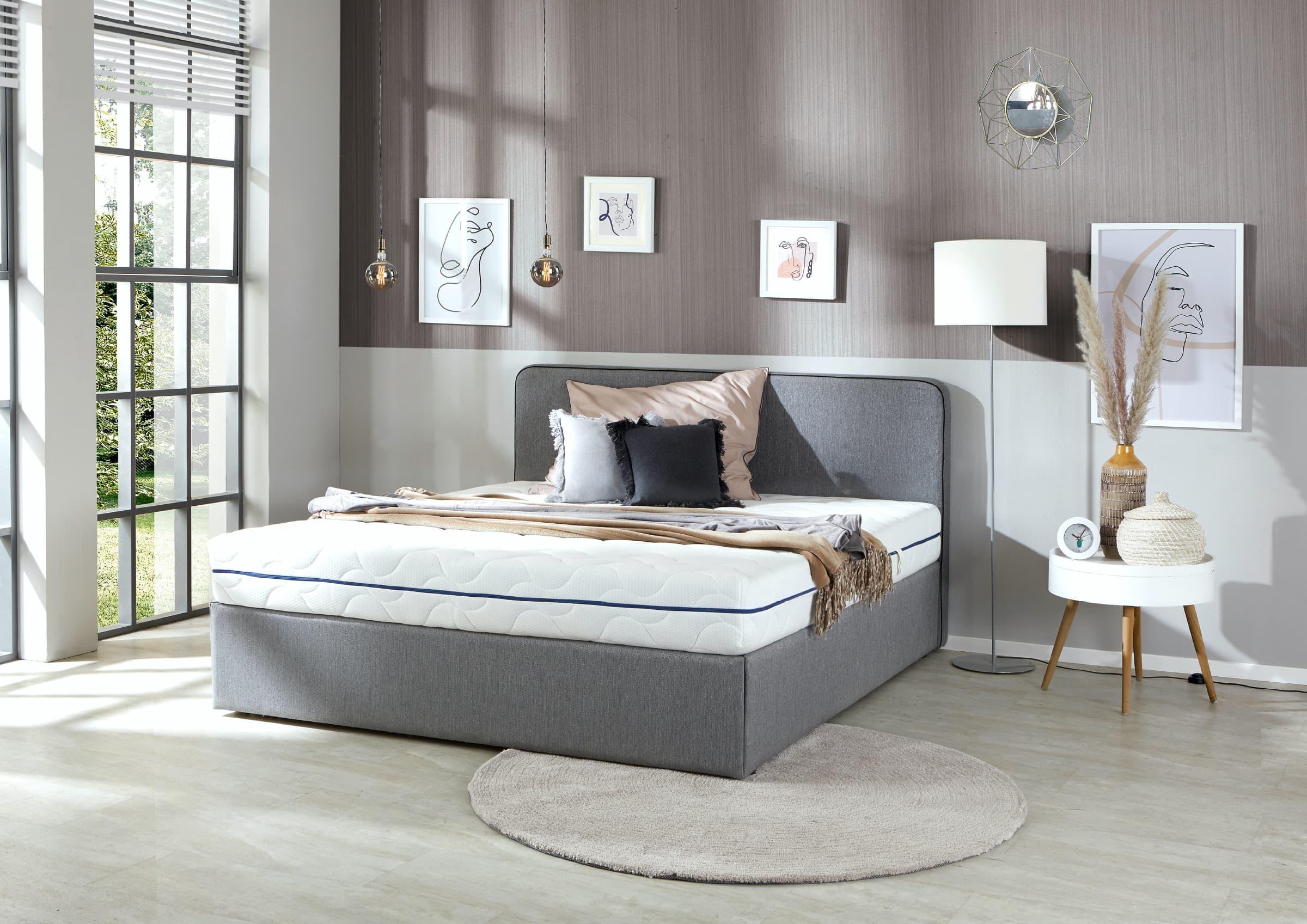 Aufgeräumtes Schlafzimmer in neutralen Farben