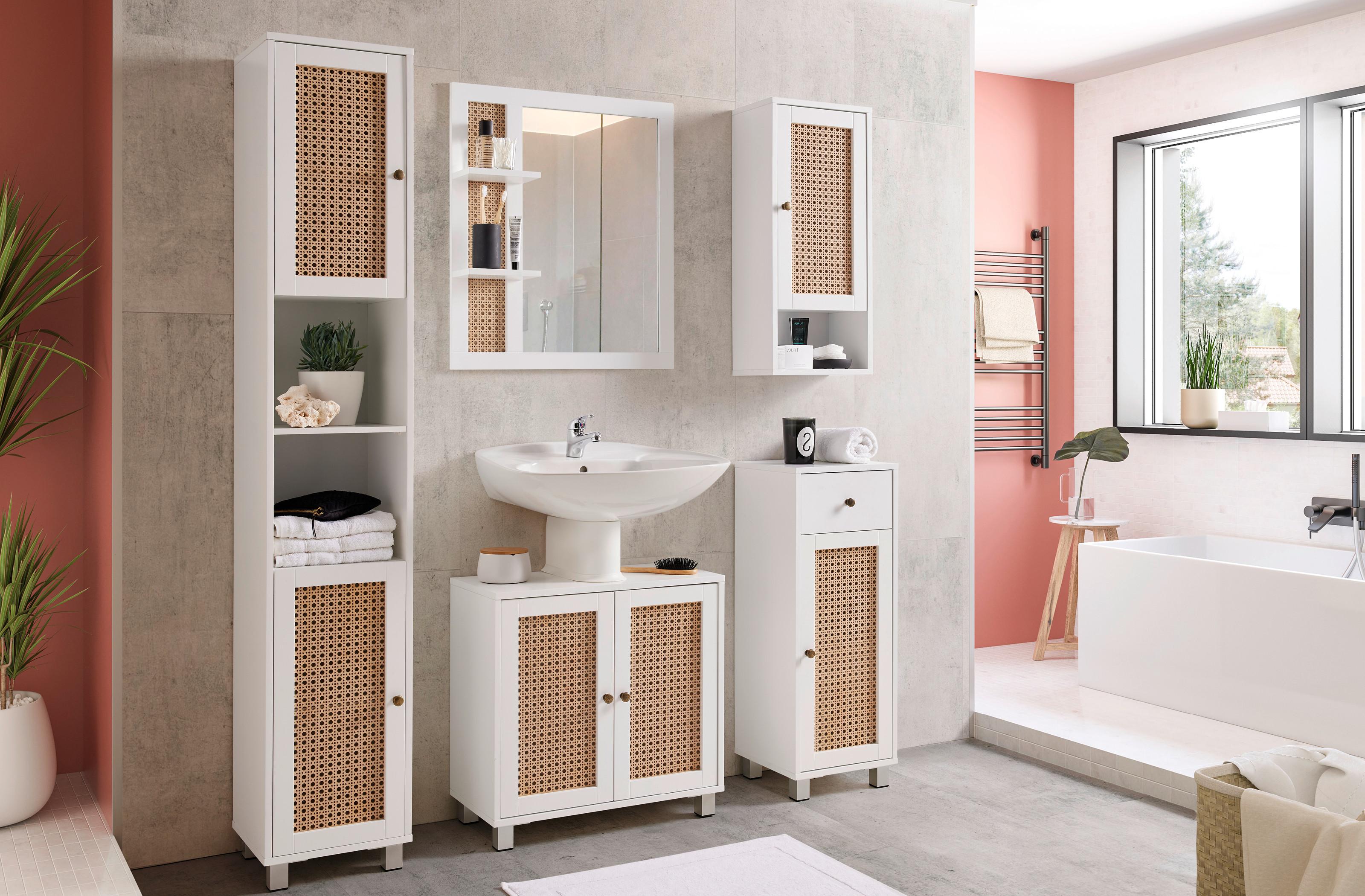 stylová bílá koupelna s dřevěnými skříňkami ve venkovském stylu