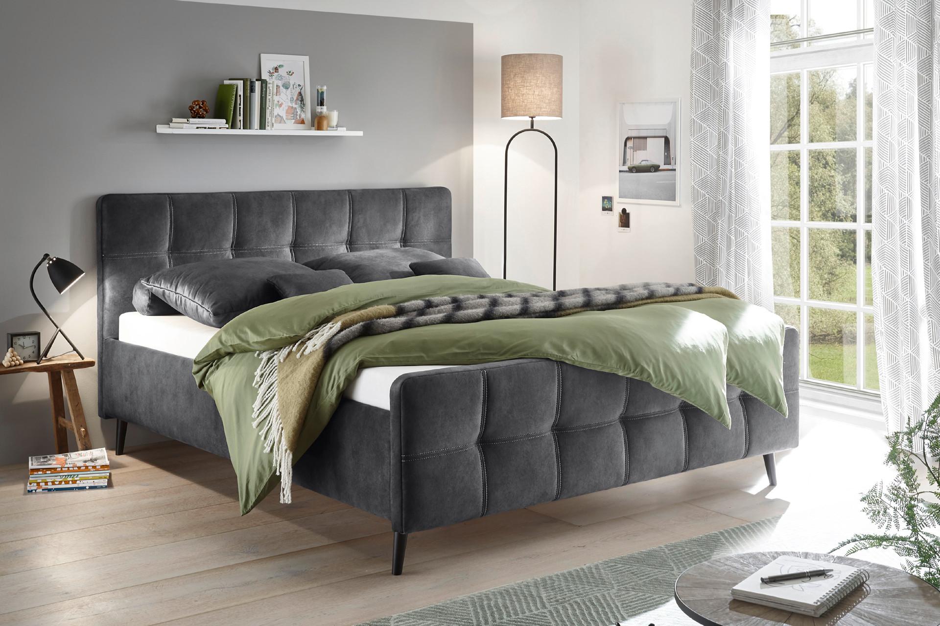 Polsterbett in dunkelgrau im Schlafzimmer