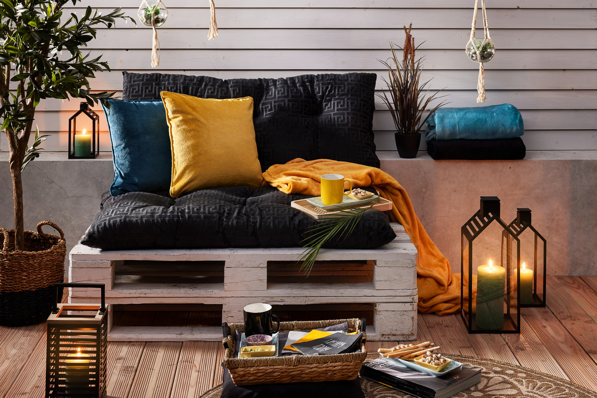 Paletten mit Zierkissen & Laternen