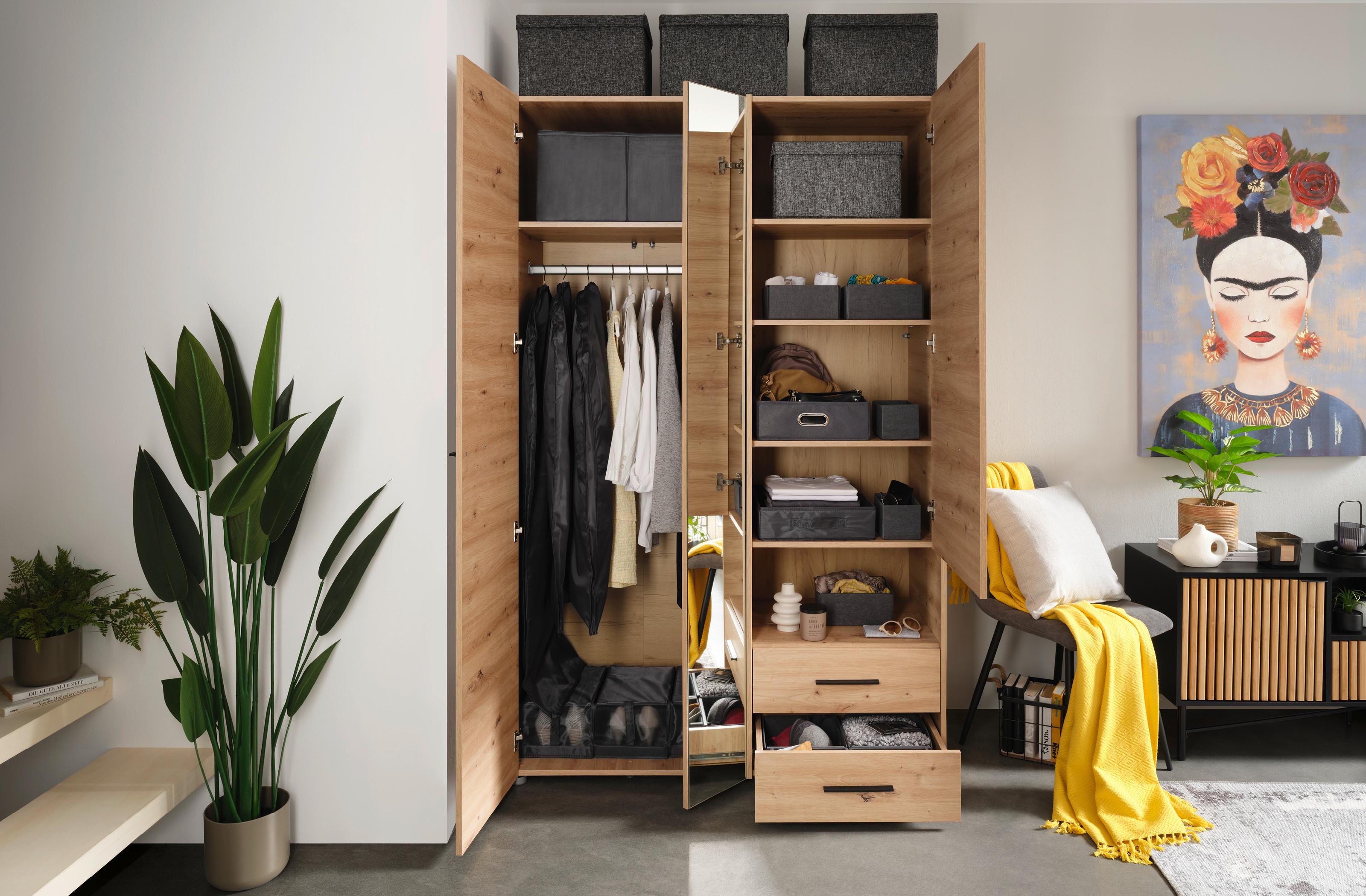 Kompaktní skříň s úložnými boxy