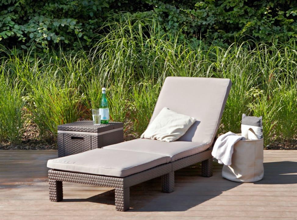 Gartenliege auf Holzboden