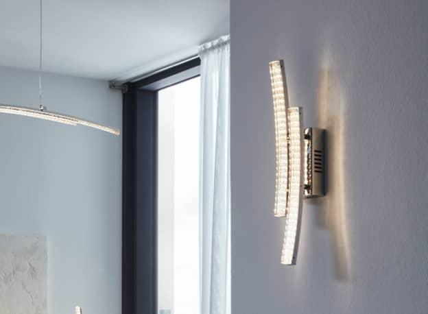 Wandleuchte neben Fenster