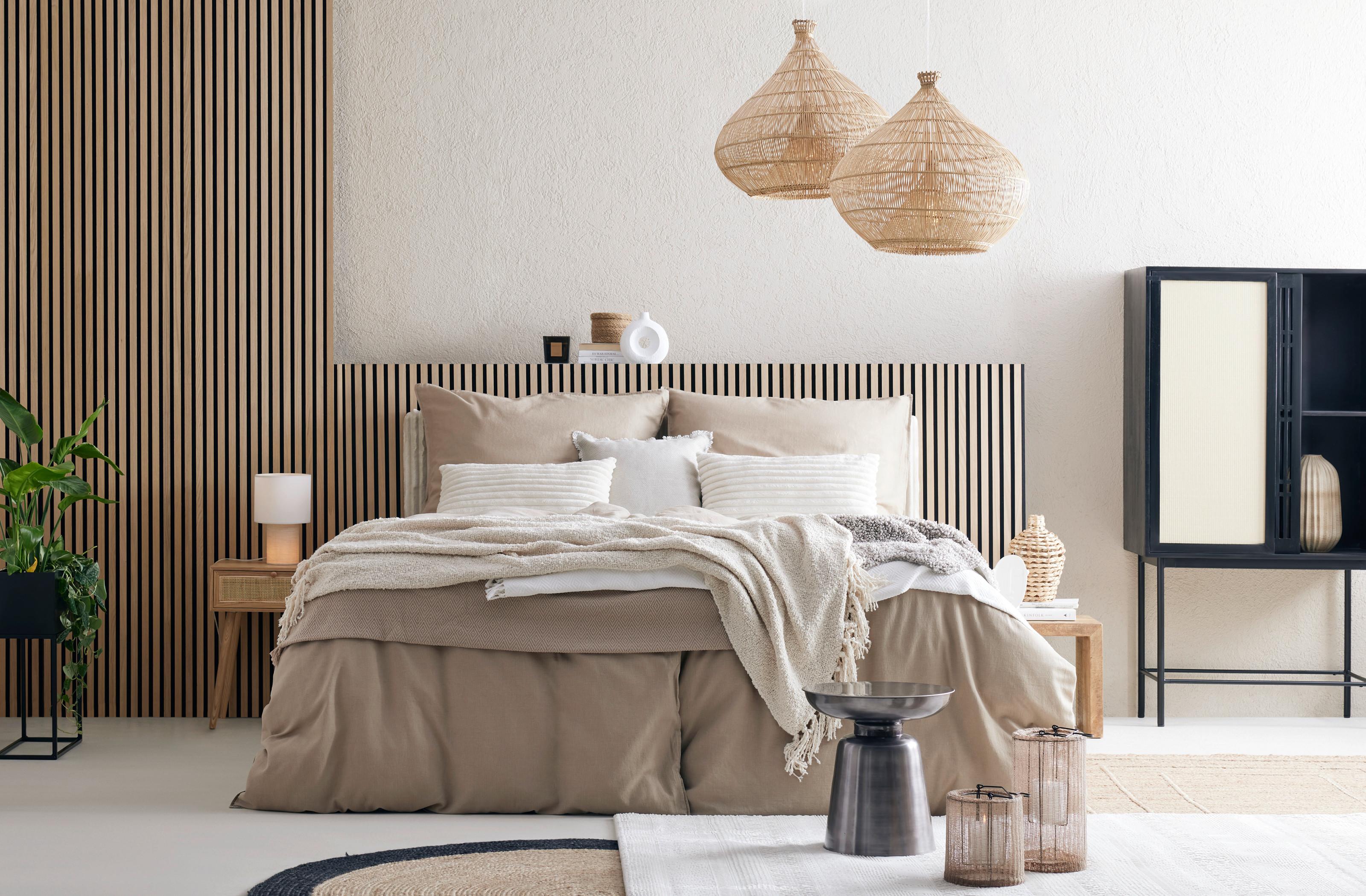 hnědá ložnice s doplňky v boho stylu