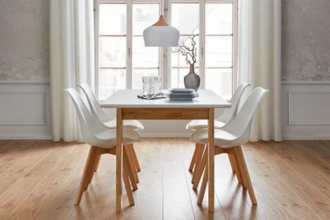 Škandinávsky štýl v kuchyni, biely jedálenský stôl a stoličky