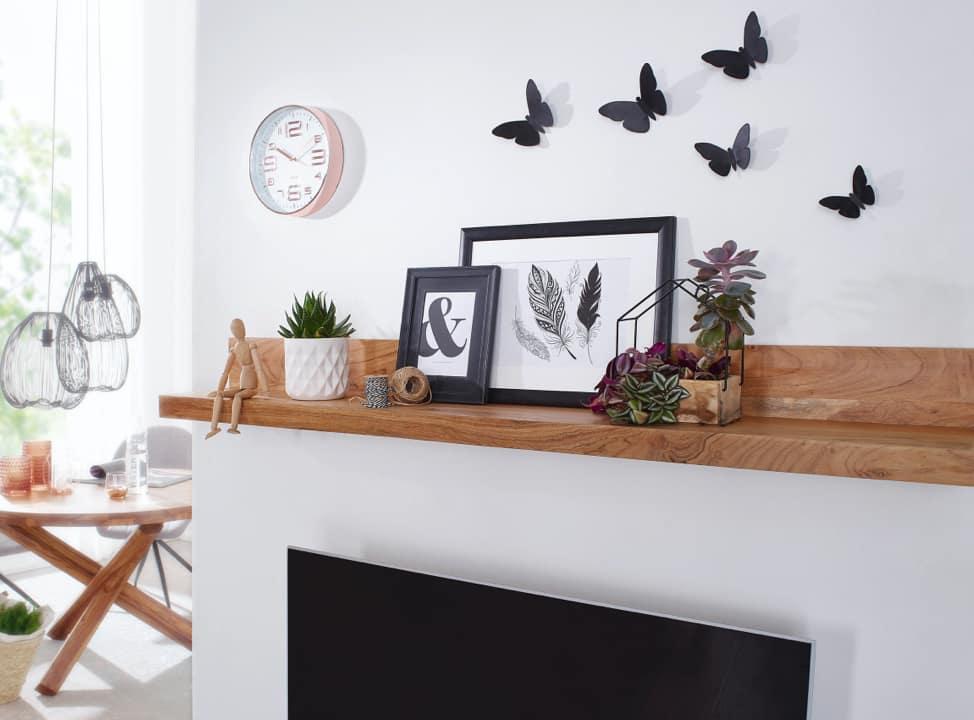 Bilder auf Regal über Kamin