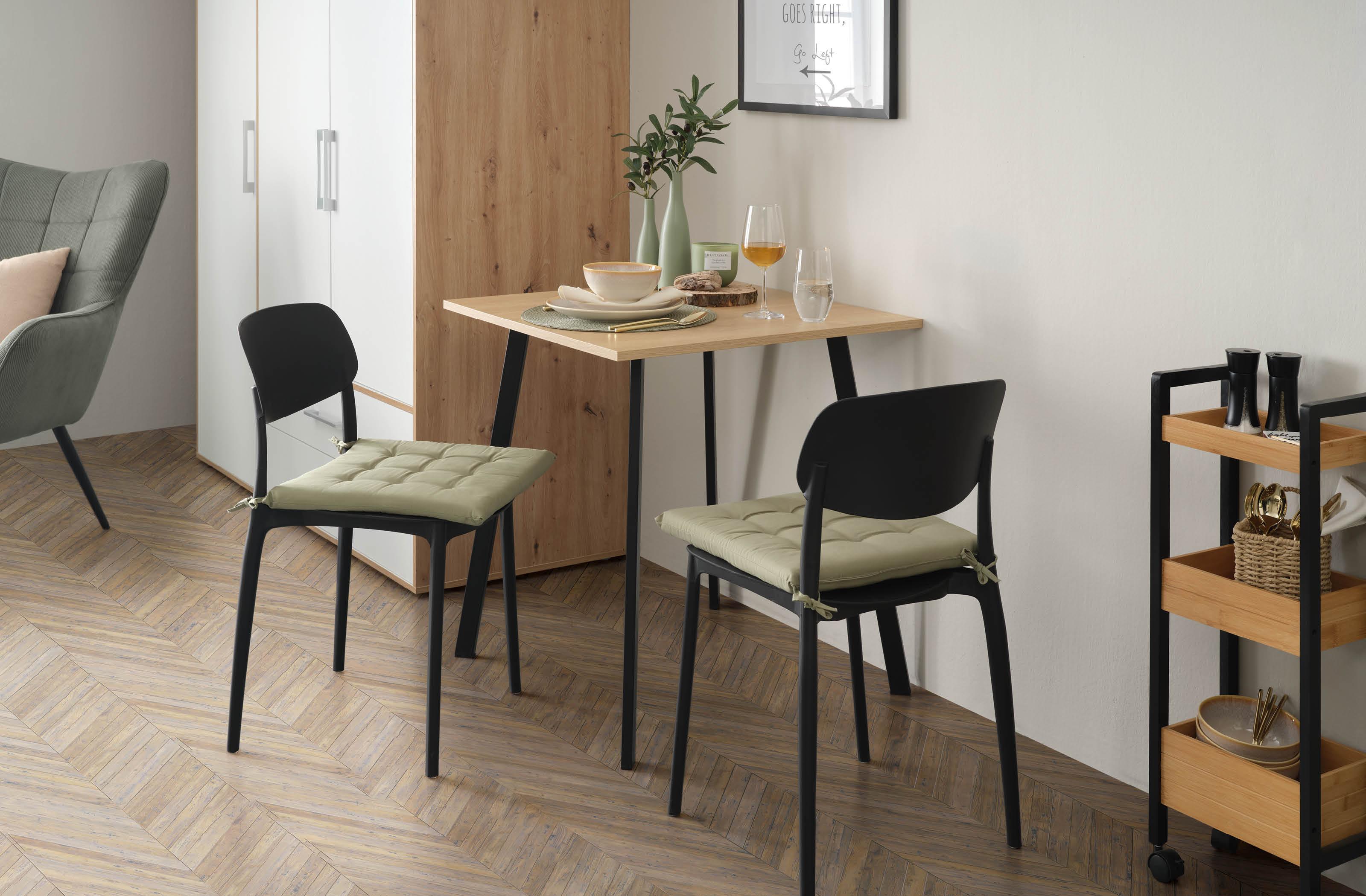 Malý, elegantný jednálenský stôl so stoličkami