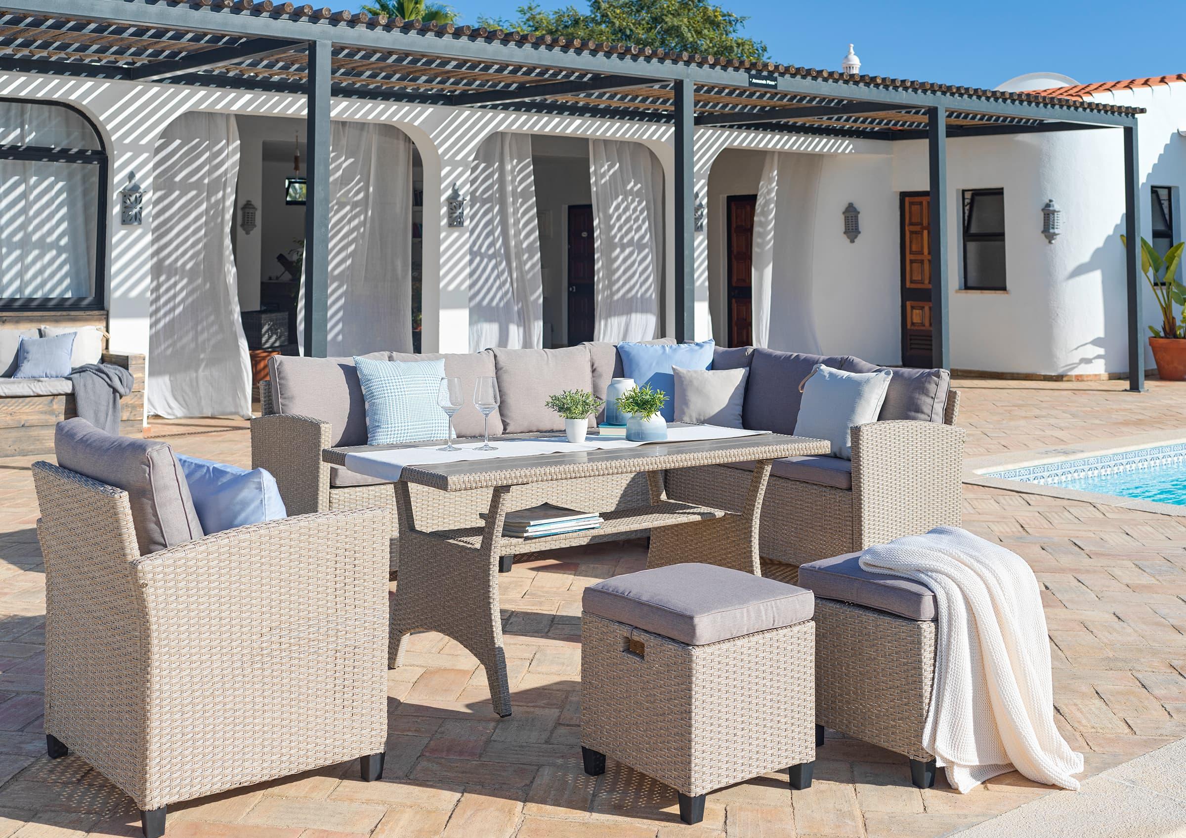 Sitzgruppe mit Tisch in Garten neben Pool