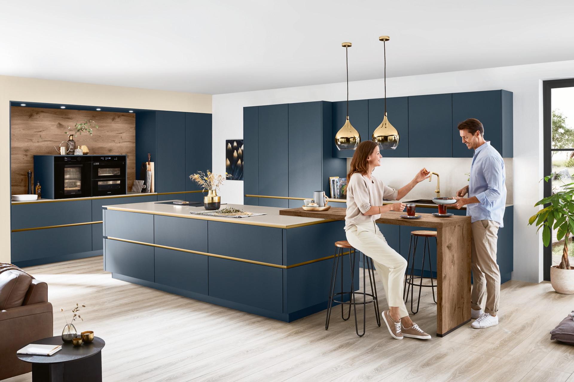 Küche mit Kochinsel und Bartisch