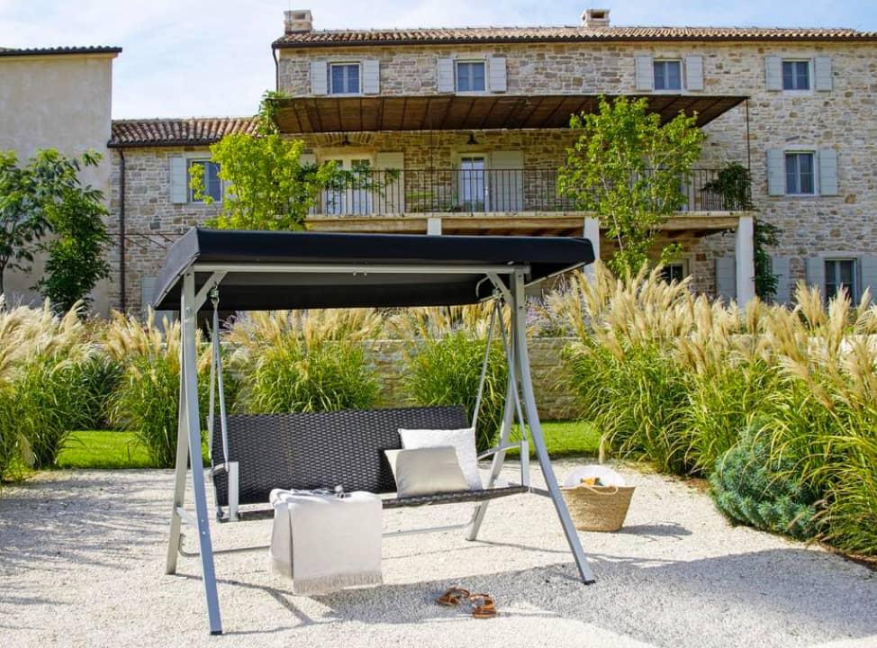 Hollywoodschaukel zwischen Schilf