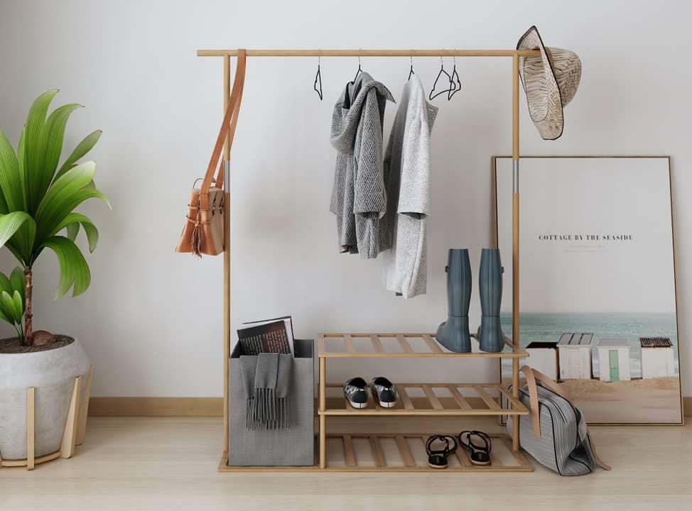 Garderobe mit Kleidung
