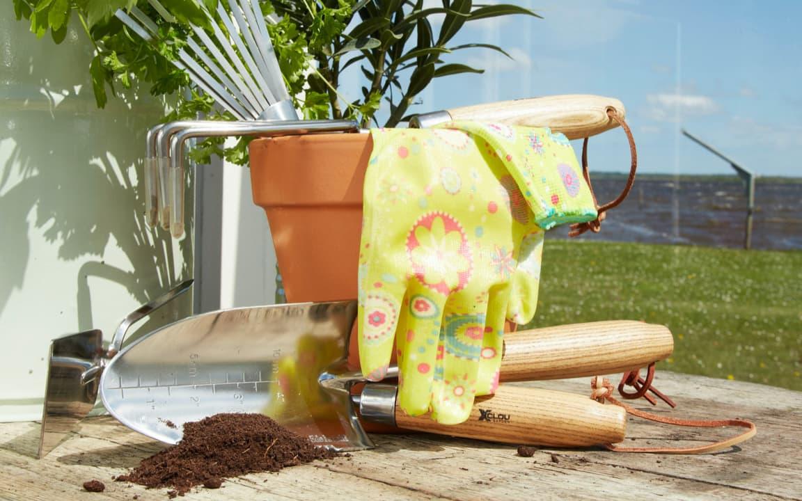 Gartenwerkzeug und Blumentopf