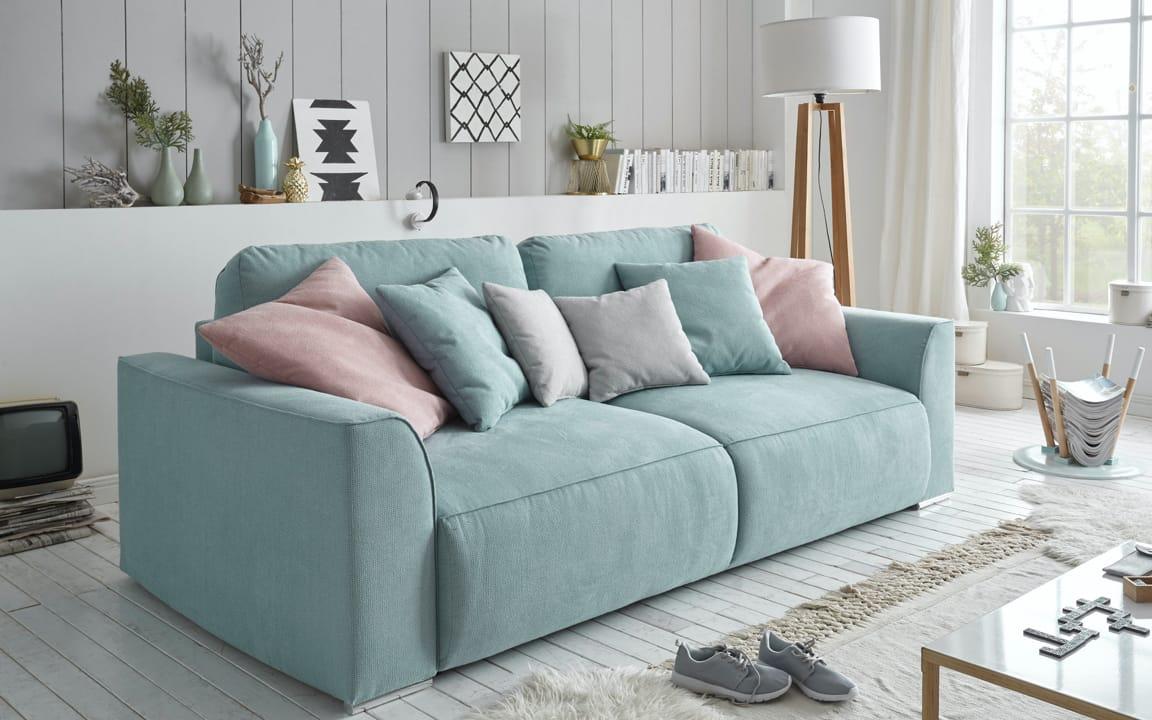 Gemütliches Sofa in Pastelltönen