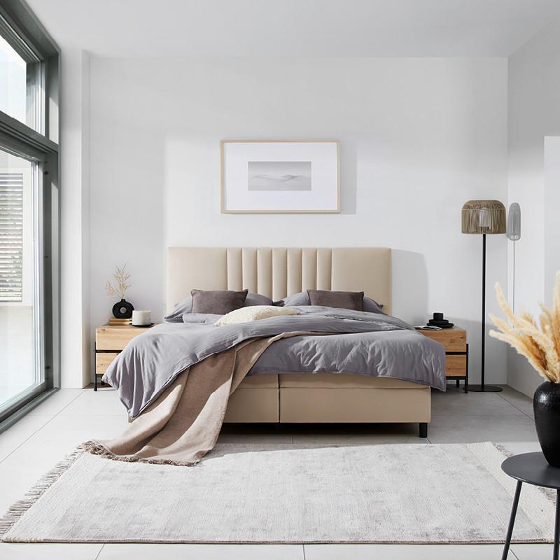 béžová posteľ s rozmerom 180 x 200 cm