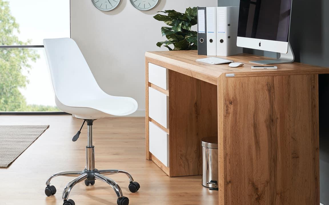 Bürostuhl vor Schreibtisch