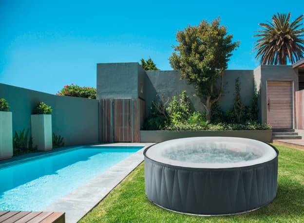 Poolhaus neben Pool und Whirlpool
