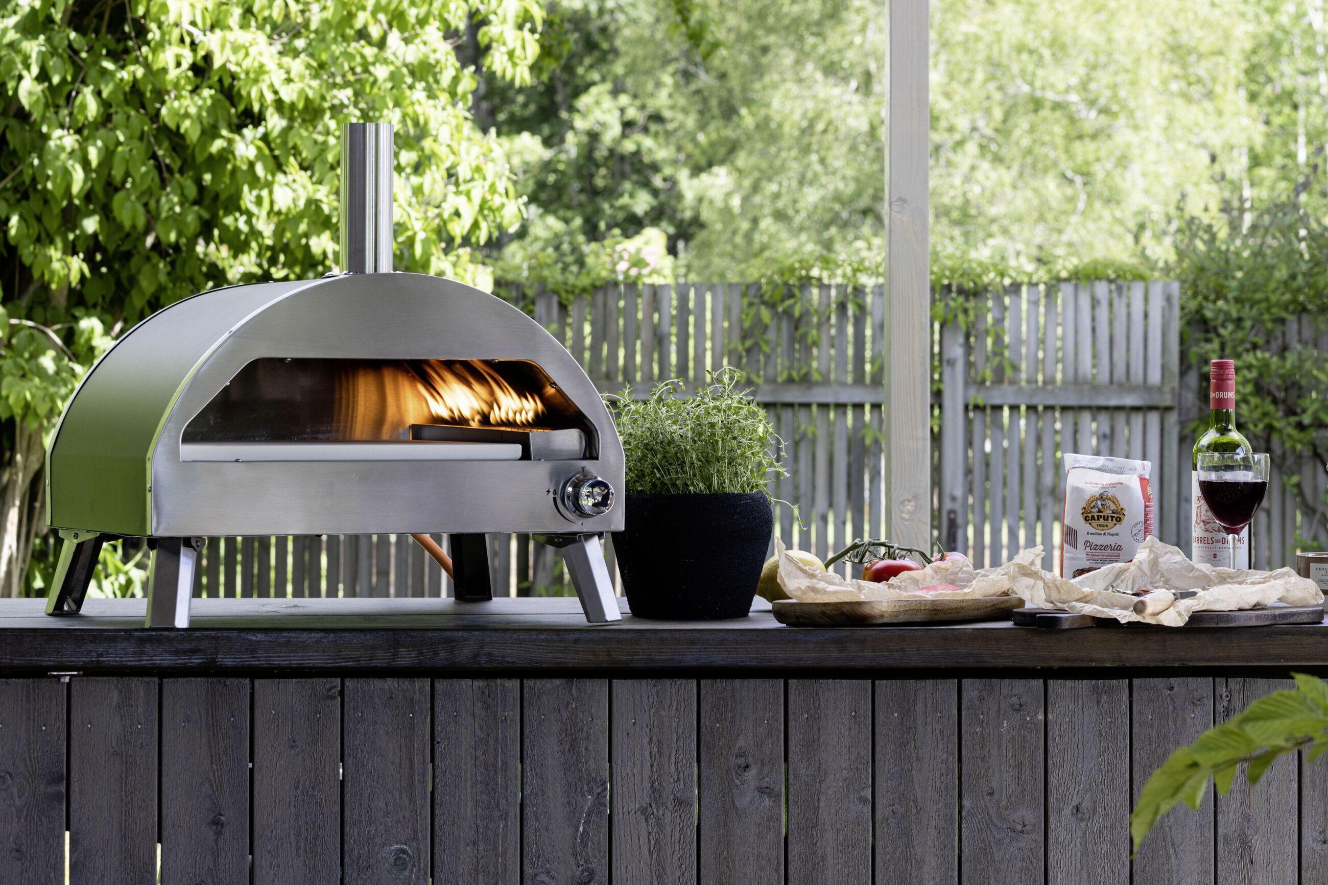 Silberner Pizzaofen für den Garten