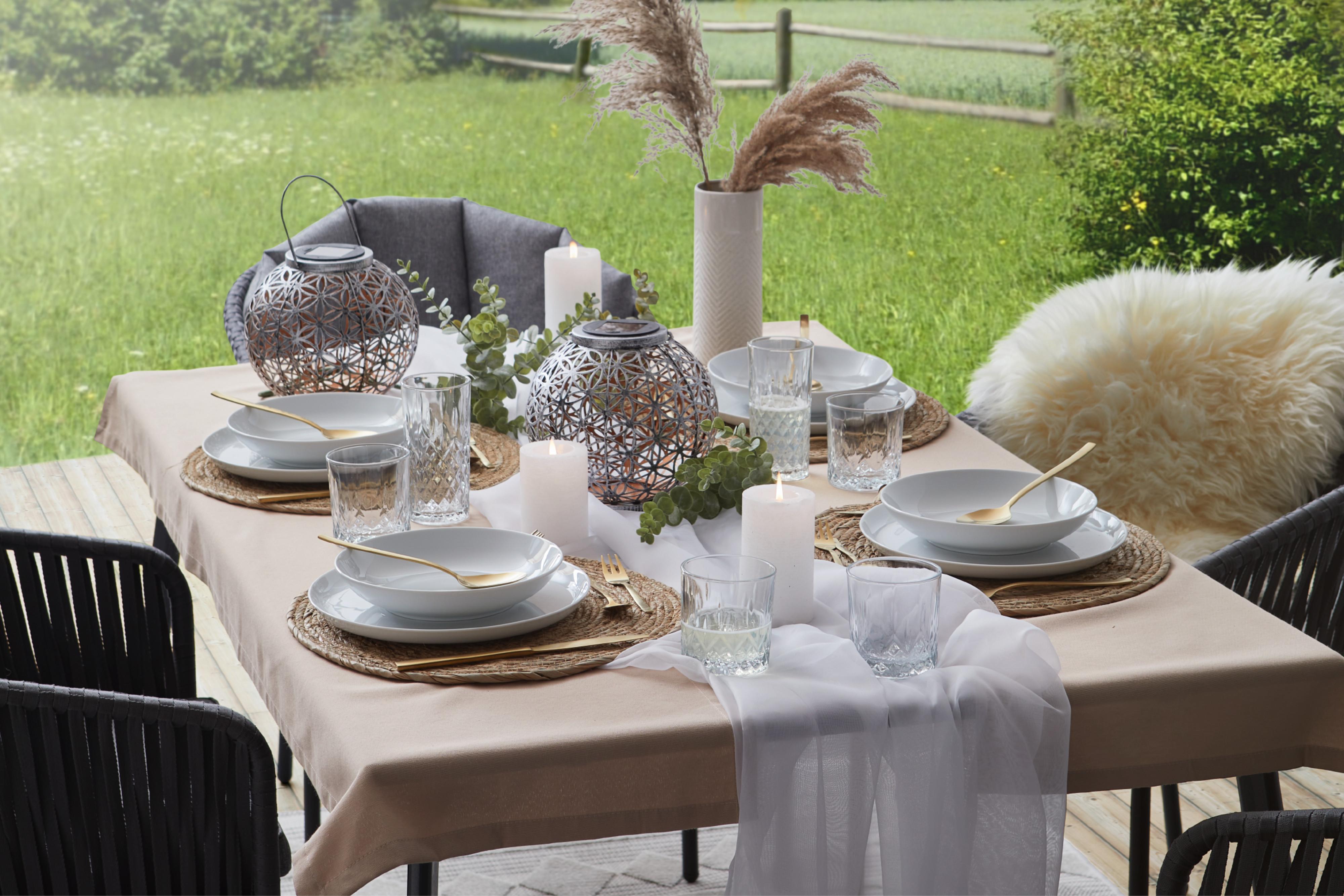 Gedeckter Tisch mit Geschirr