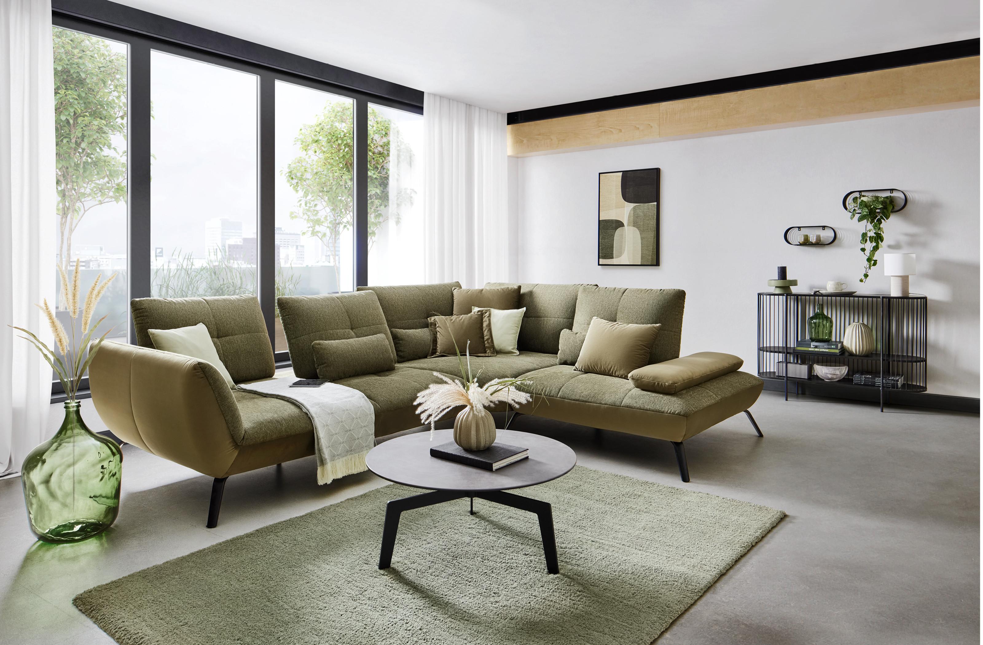 Obývačka značky premium living so zeleným gaučom