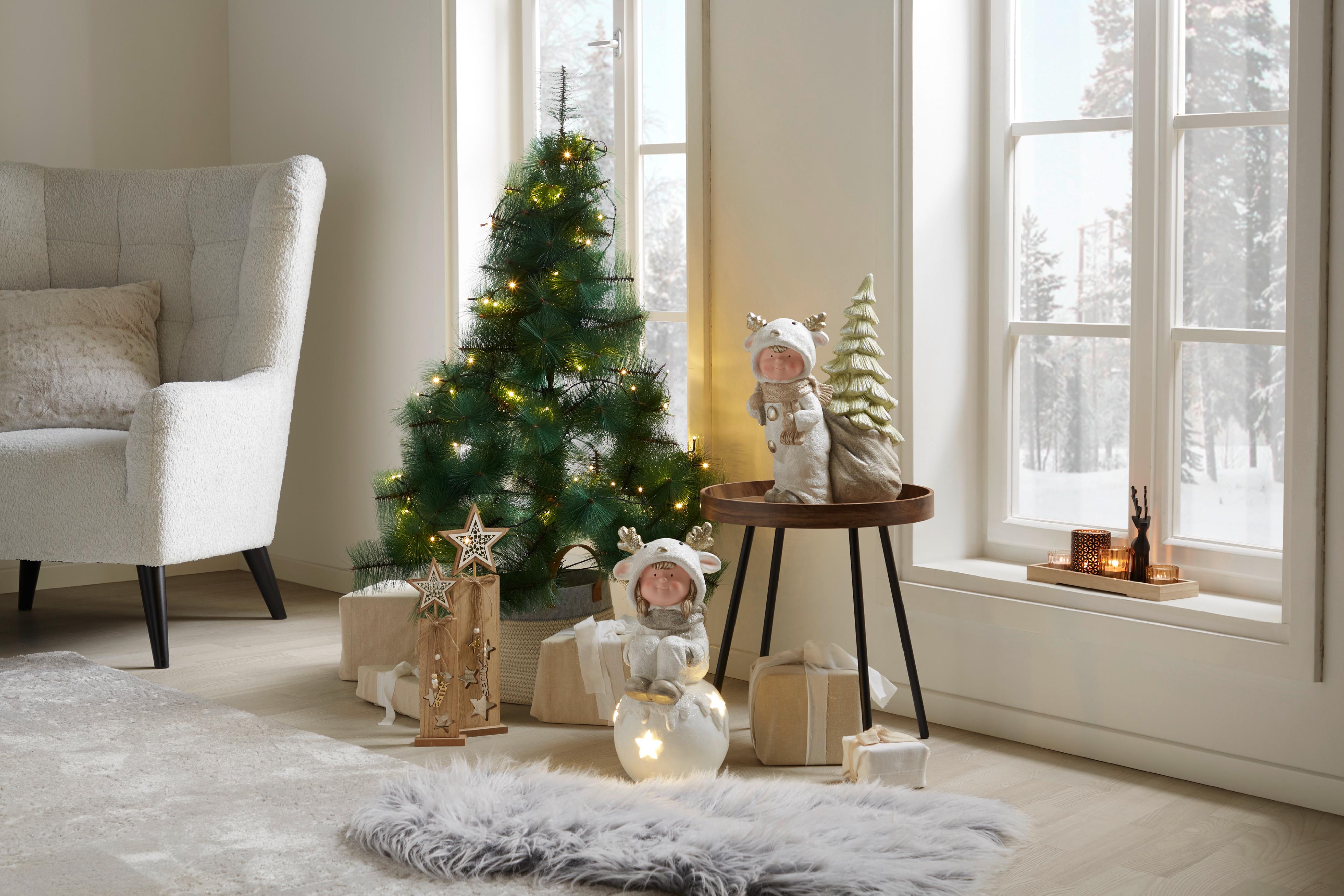 Ein kleiner Weihnachtsbaum mit weihnachtlichen Dekofiguren.