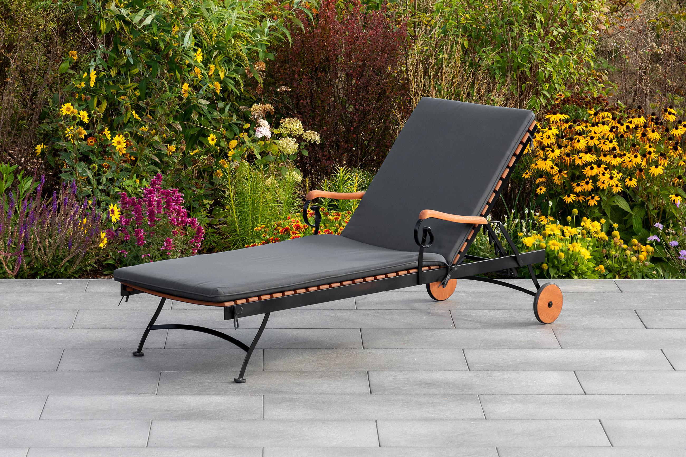 Gartenliege aus Holz und Stahl mit Rollen