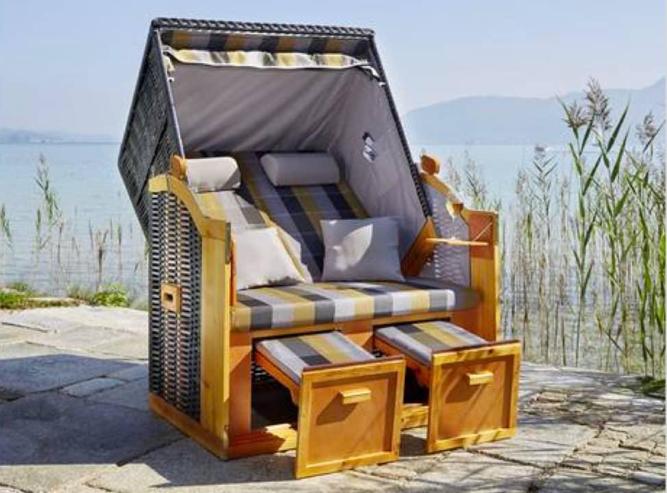 Strandkorb am Ufer eines Gewässers