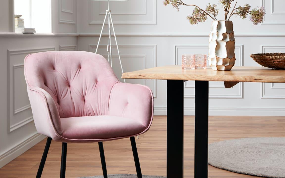 Rosa Polstermöbel neben Tisch