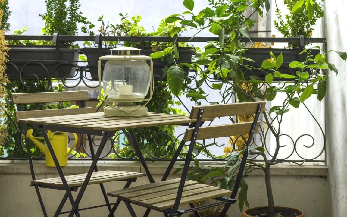 Holzsessel und Tisch auf Balkon