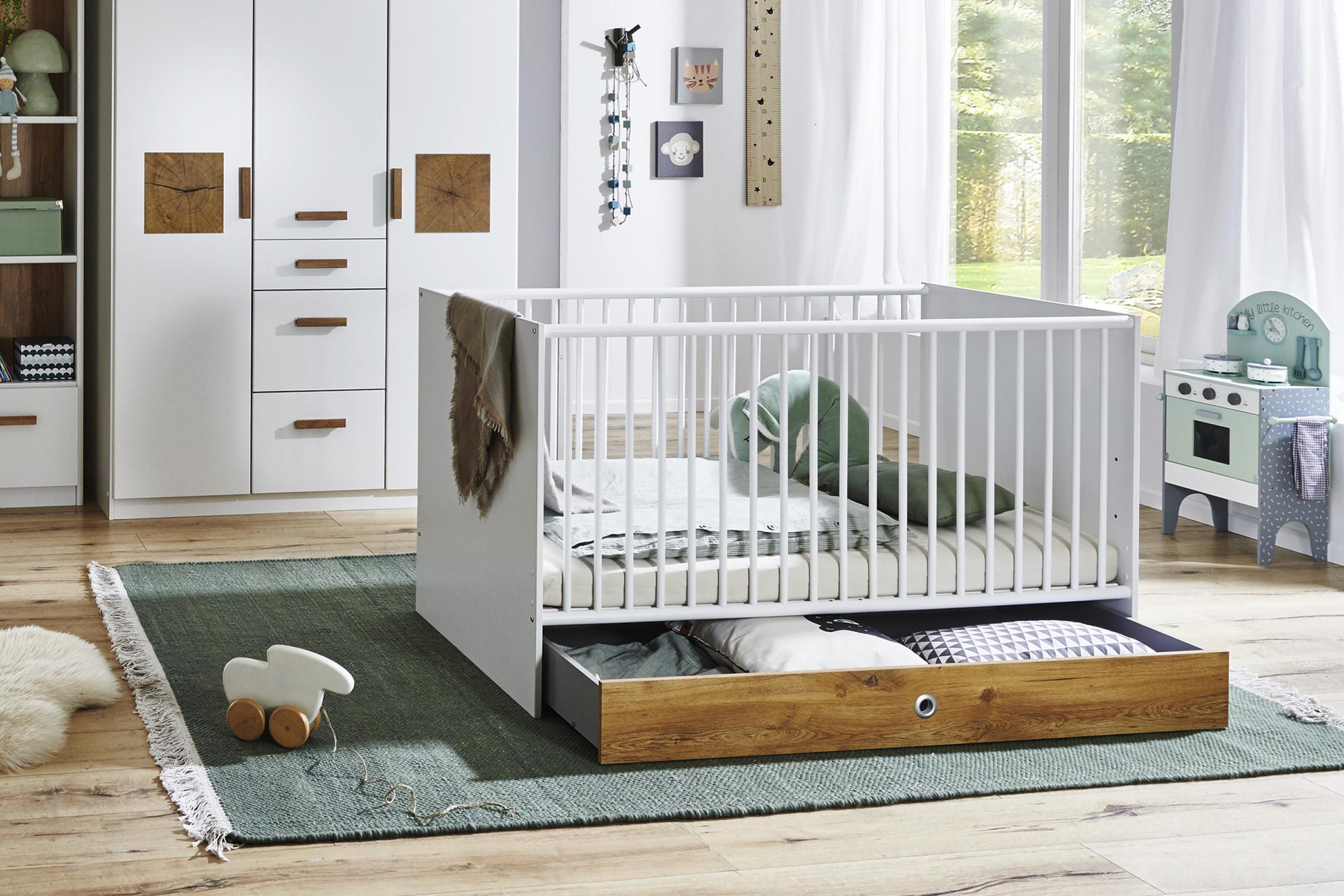 Weißes Babybett mit Lattenrost