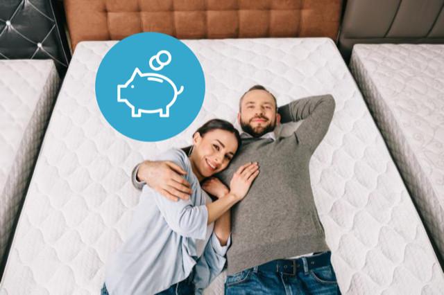 Zwei Menschen auf dem Bett liegend mit Sparschweinsymbol