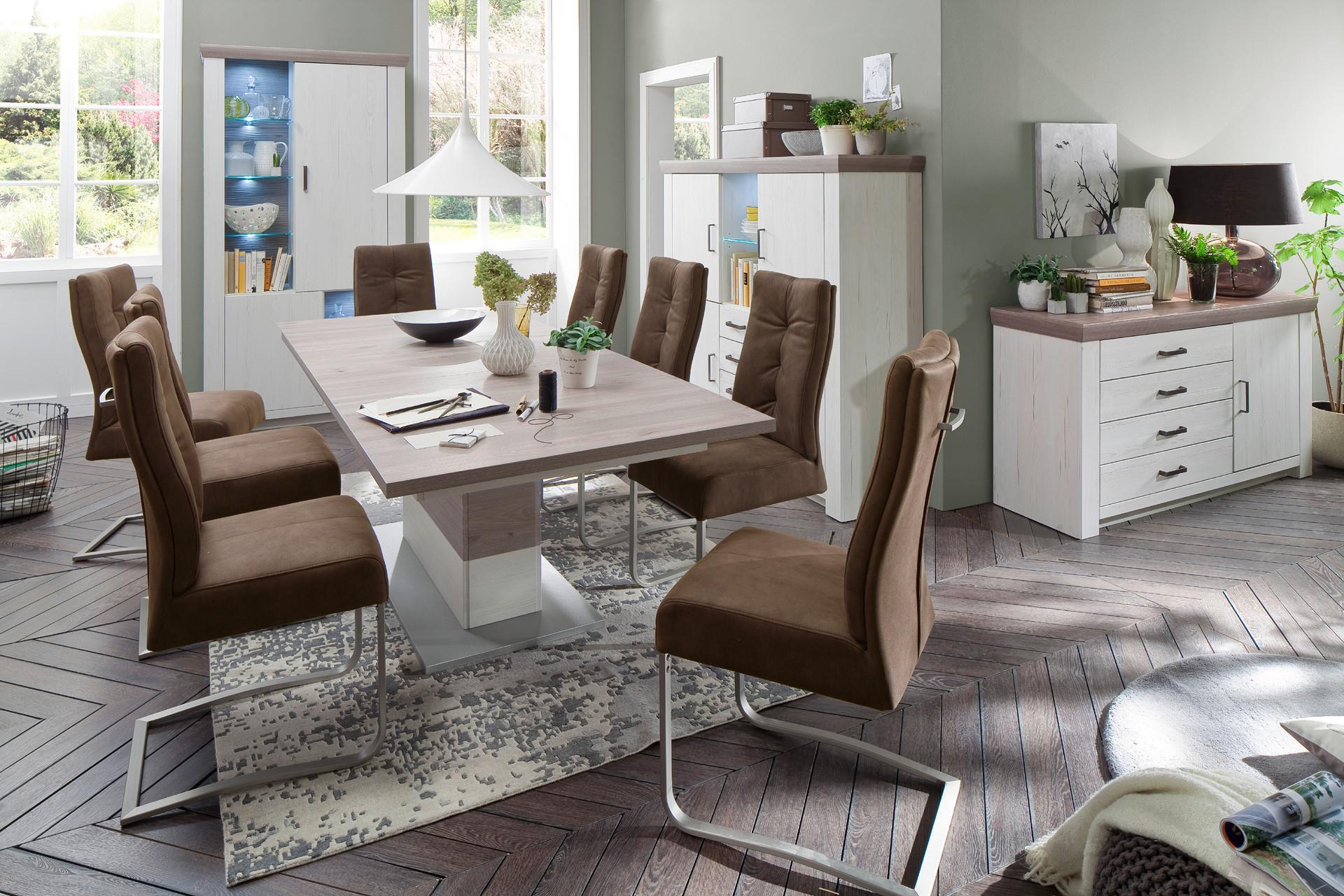 Esstisch mit Vitrine und Sideboard