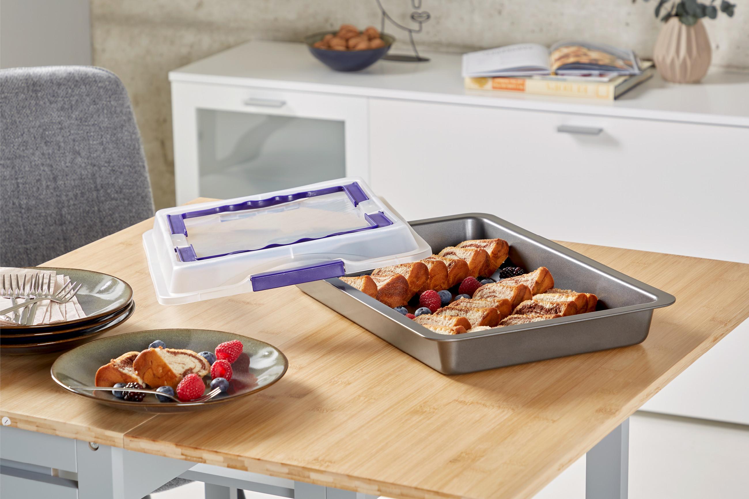 Graue Kuchentransportbox mit Kunststoffdeckel