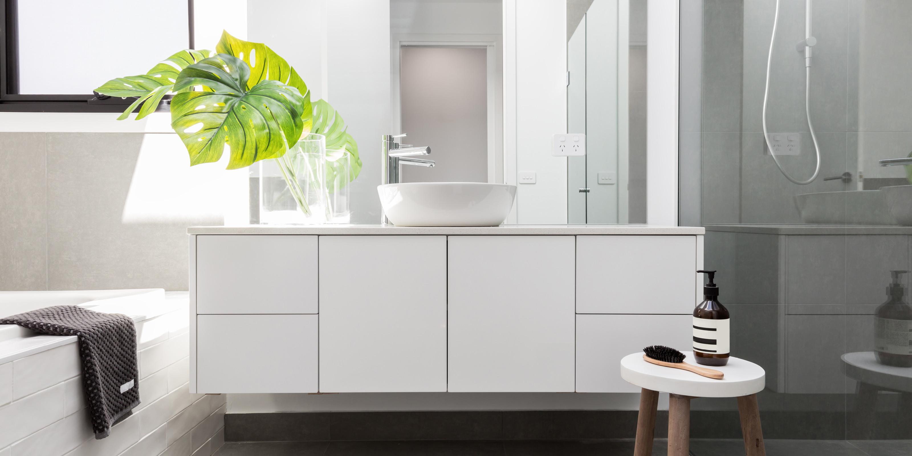 moderní bílá koupelna se zrcadlem - inspirace