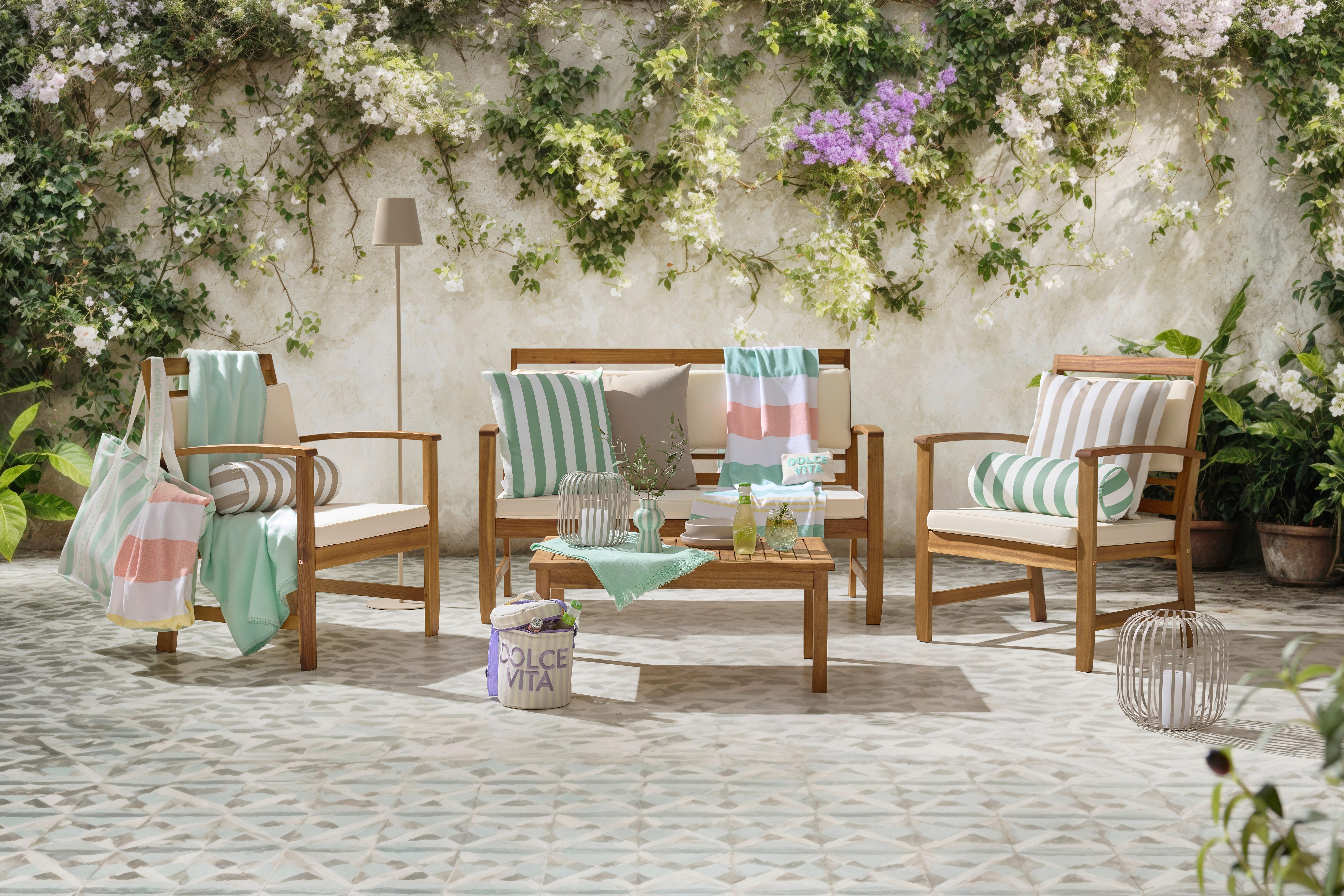 Záhradná lounge zostava z dreva s pohodlnými poduškami, pruhovanými outdoor vankúšmi a konferenčným stolíkom pre štýlové posedenie na terase.