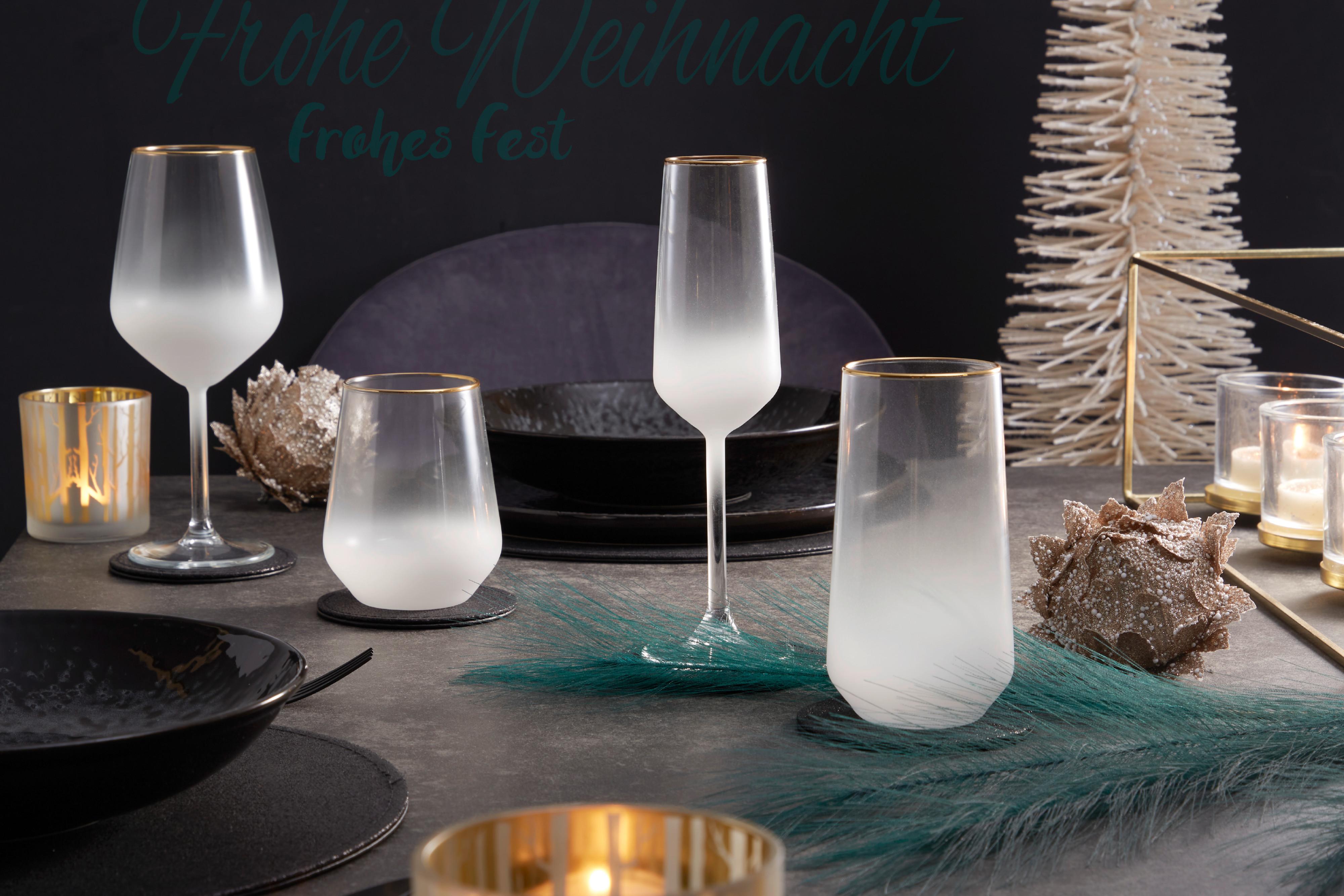 Trinkgläser in Frost-Optik auf einem gedeckten Tisch.