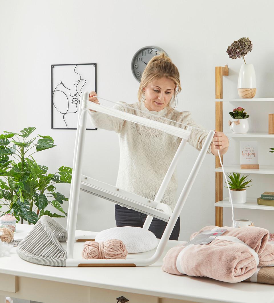 DIY vankúš s brmbolcami v boho štýle postup 5